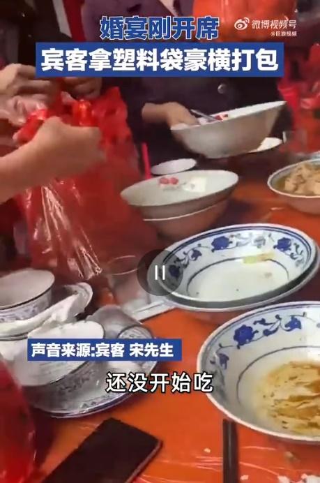 多個紅色膠袋裡則塞滿餸菜。(微博)