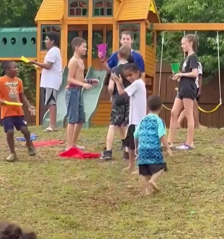 派對當日有逾40人出席。(網上截圖)