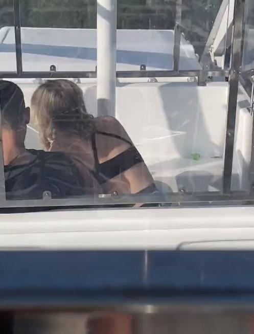 其後女子抬起頭,拍片者隨即移開攝錄器材。(Twitter)