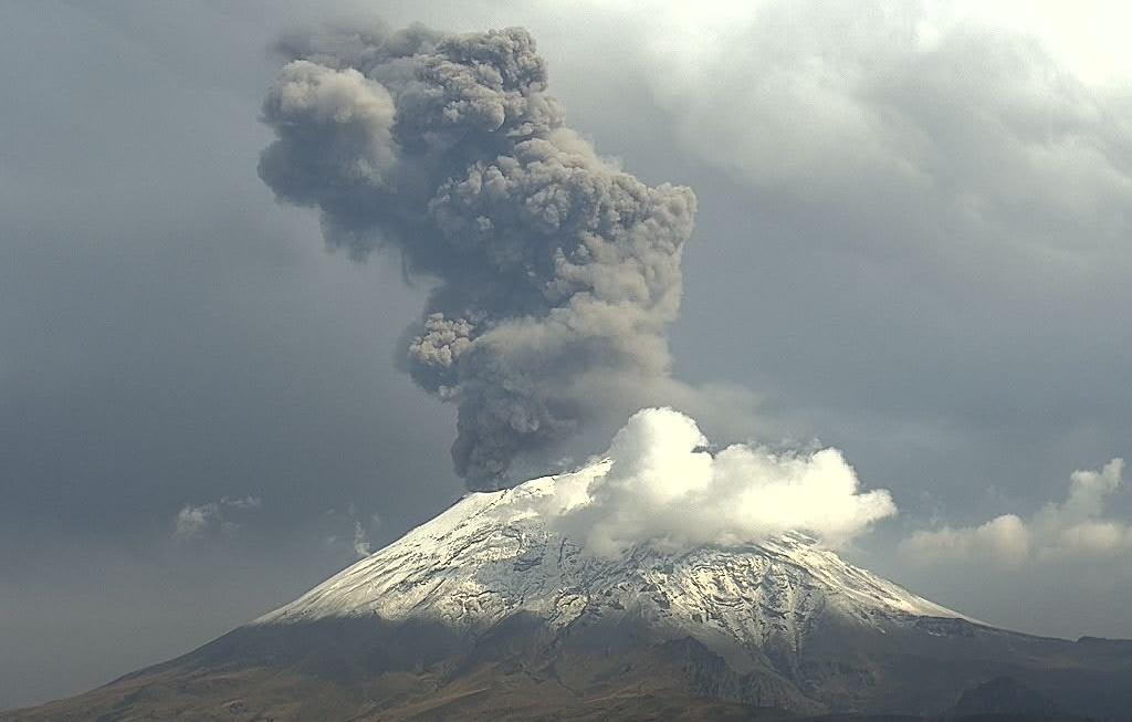 墨西哥第二高火山持續噴發,逾10萬學生緊急停課。(Twitter)