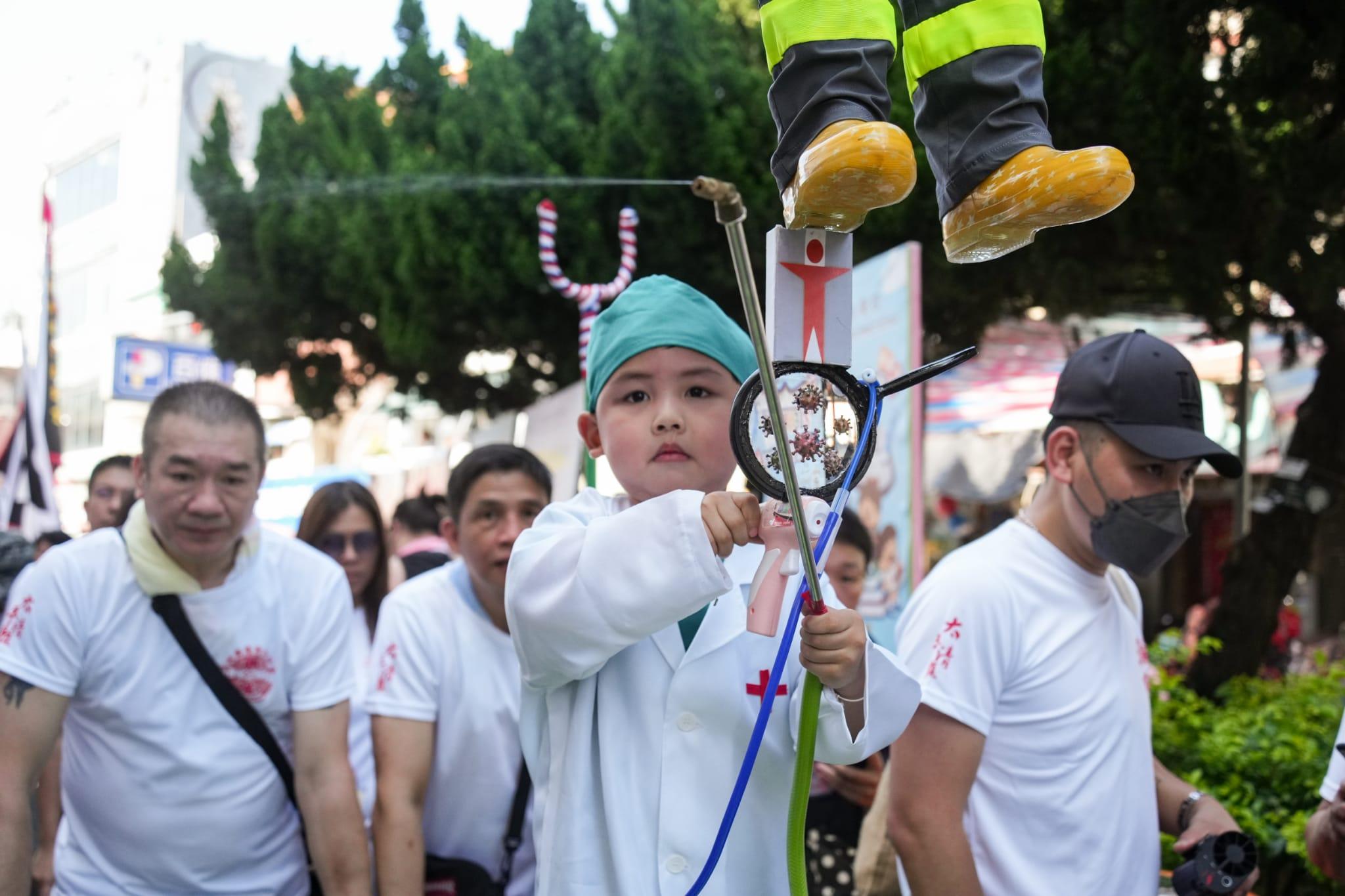 今年繼續有多名小朋友扮演不同人物,包括前往土耳其參與救災的消防員、港隊運動員、行政會議召集人葉劉淑儀等。(李睿哲攝)