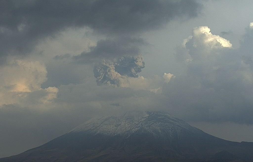 過去24小時,已記錄到波波卡特佩特火山出現154次噴發。(Twitter)