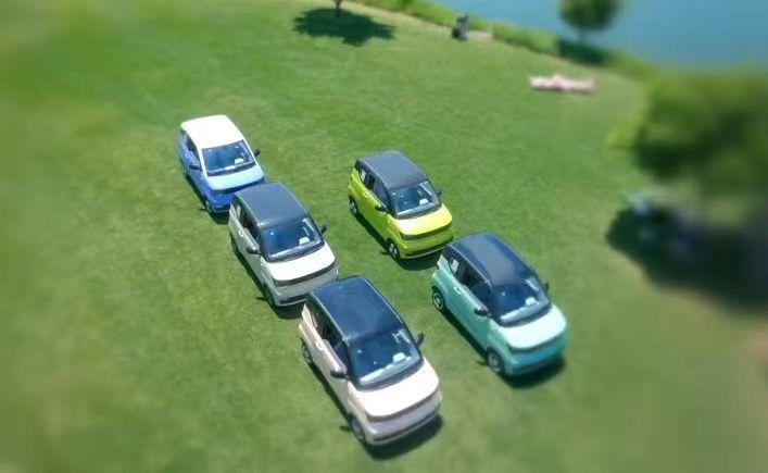 向太重開直播,更豪車及電子產品,出手闊綽!