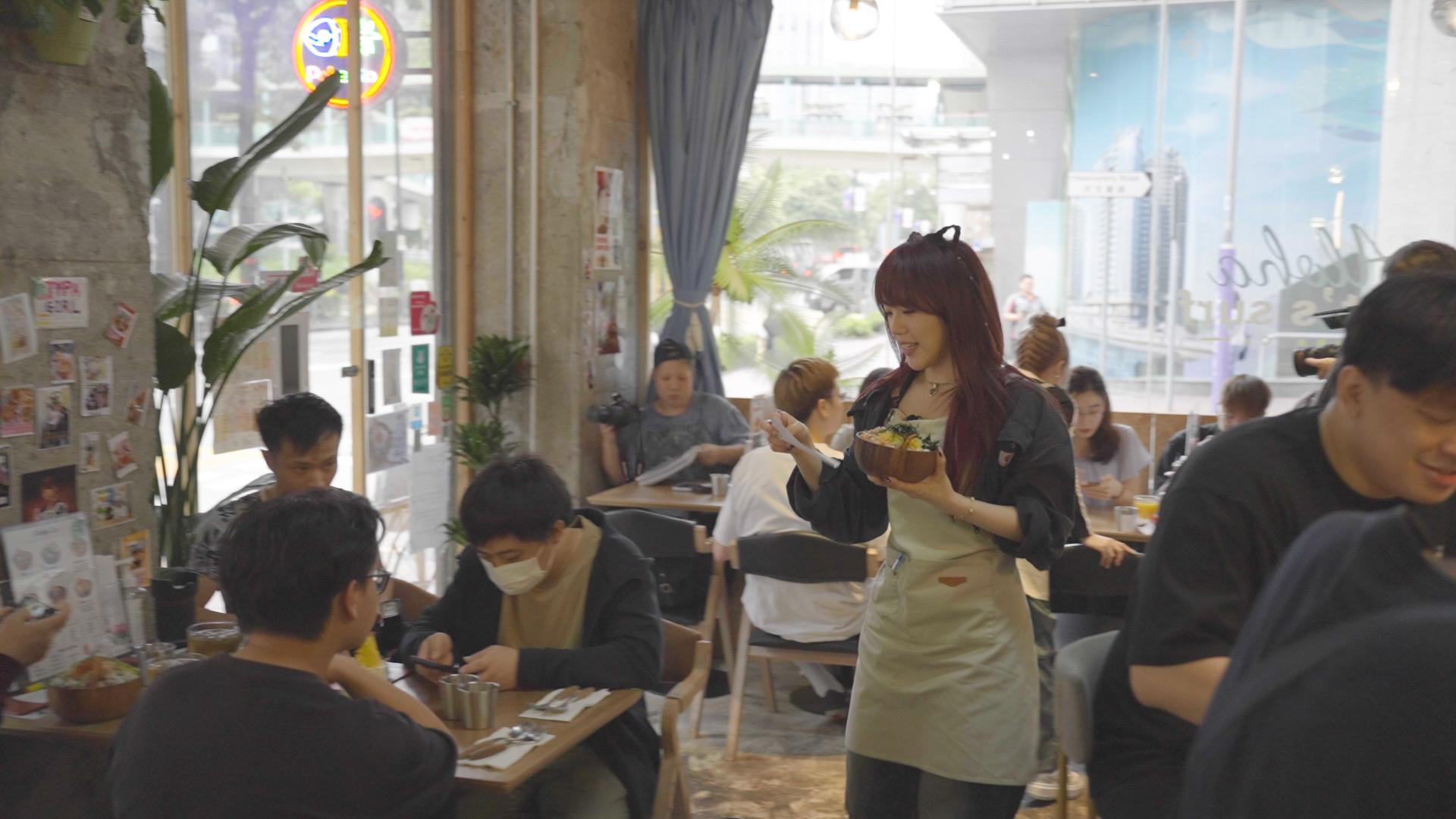 EOS上月擔任「Poke Go」的一日店長,令餐廳入座爆滿。