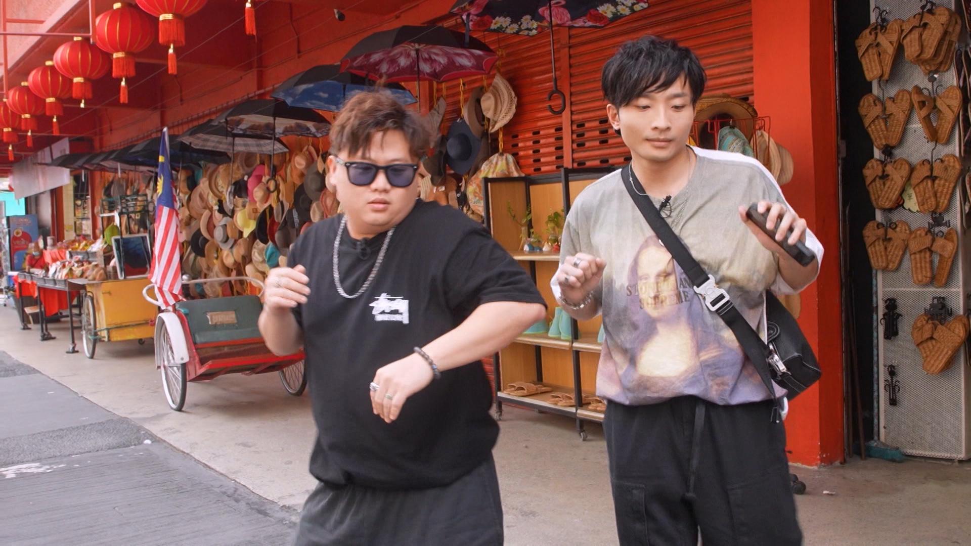 ERROR正副隊長肥仔和Dee哥,扮鬼扮馬放笑彈。