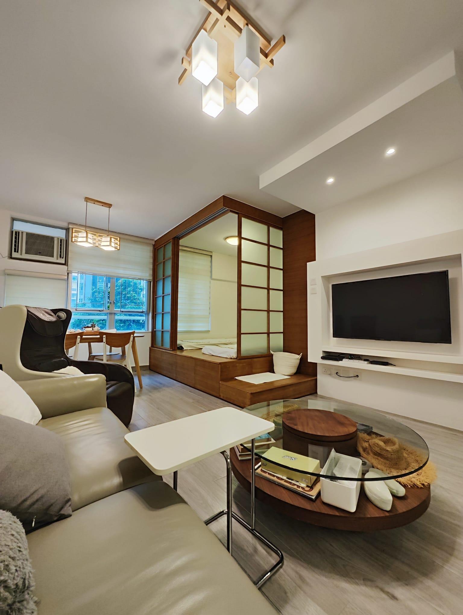 單位採一房間隔,房間為日式榻榻米設計,床鋪下是地台,提供不少收納空間。