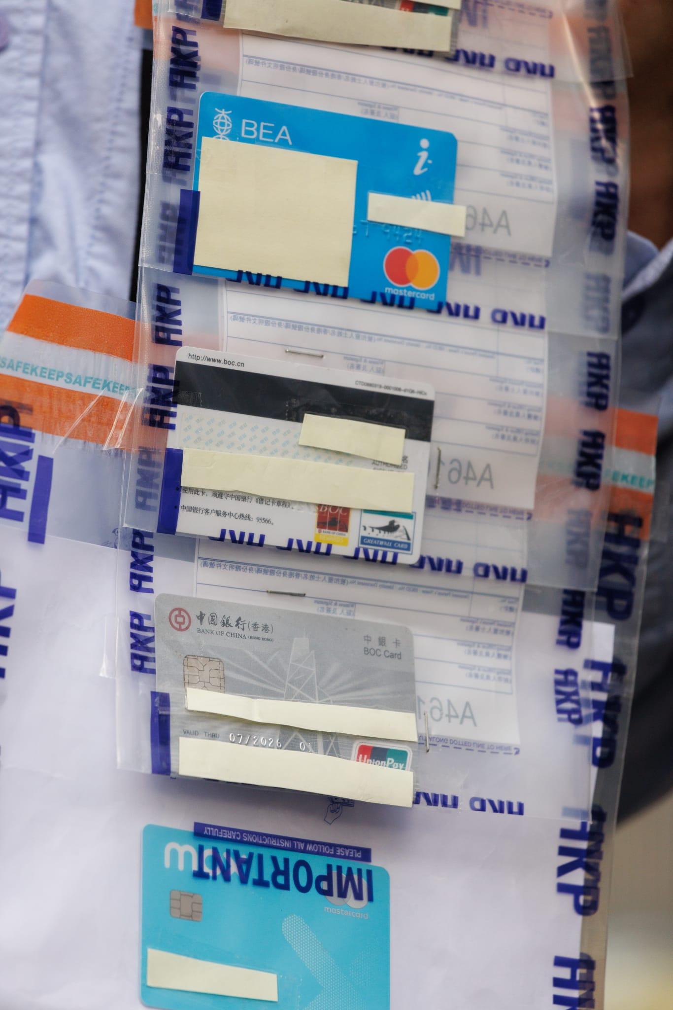 警方展示檢獲的信用卡證件。(蘇文傑攝)