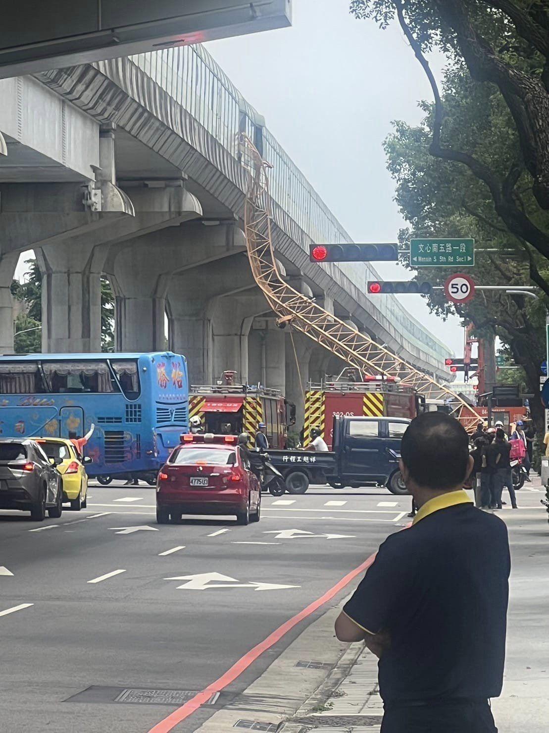 台中有地盤吊臂倒塌,壓中捷運路軌。(網上圖片)