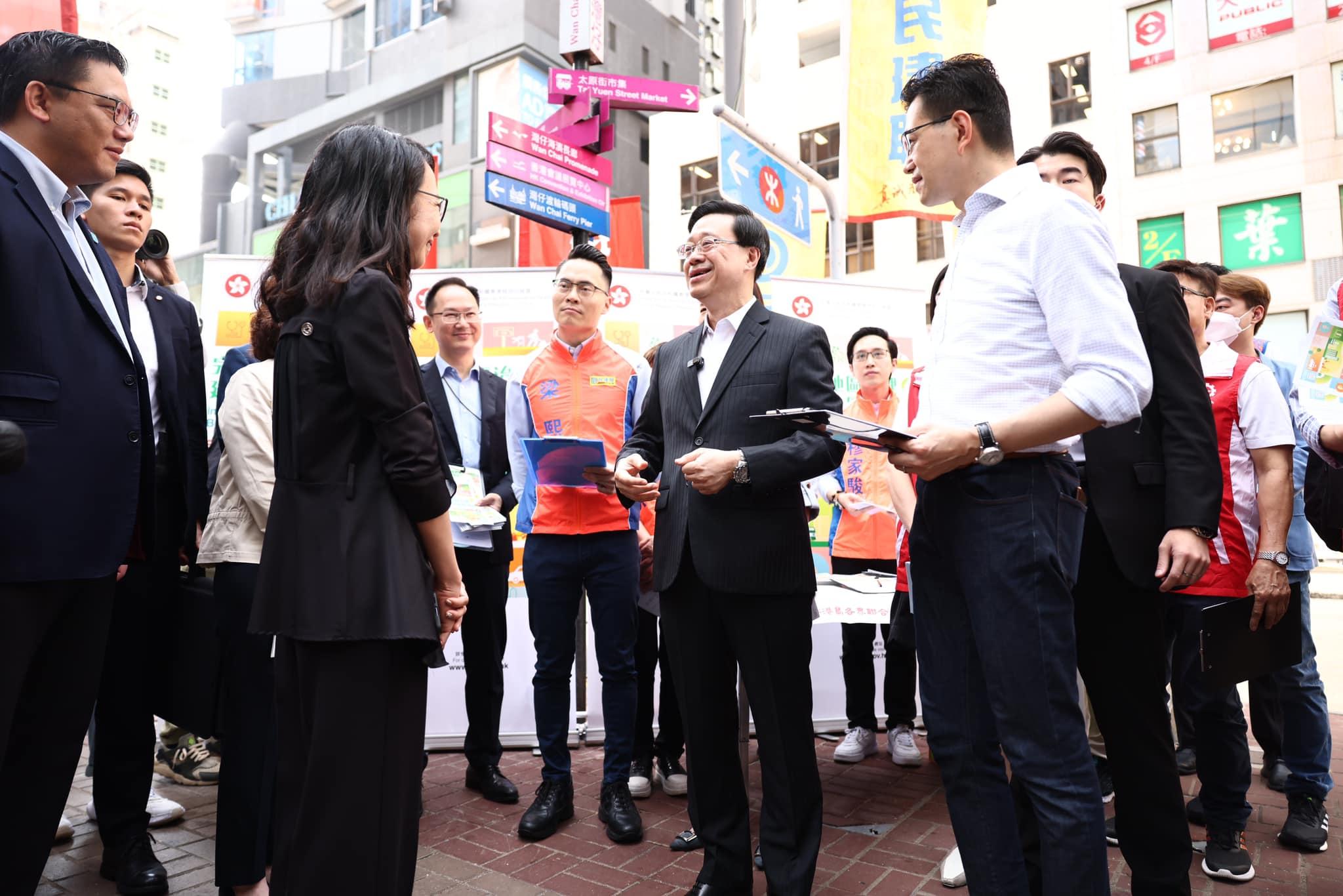 李家超與灣仔民政事務專員張雁伶交談,勉勵她做好區議會主席。(李家超fb圖)