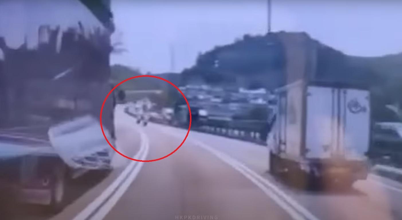 屯門公路下午有兩部交通警鐵馬相撞。(網片截圖)