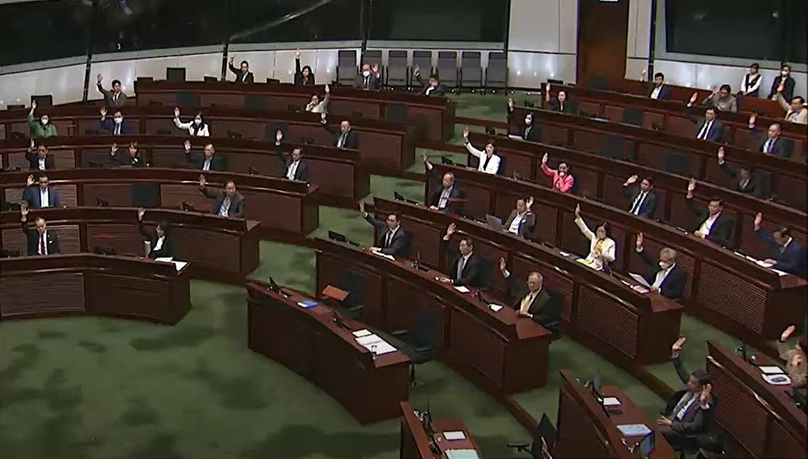 立法會三讀通過《法律執業者修訂條例》,海外律師參與國安案須獲特首批准。(立法會影片截圖)