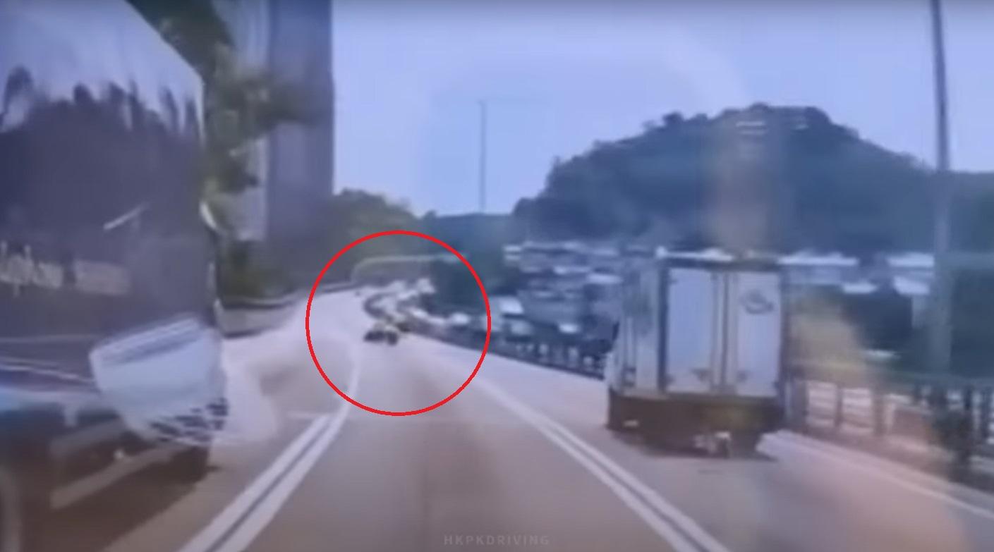 屯門公路下午有兩部交通警鐵馬相撞。(網片截圖)