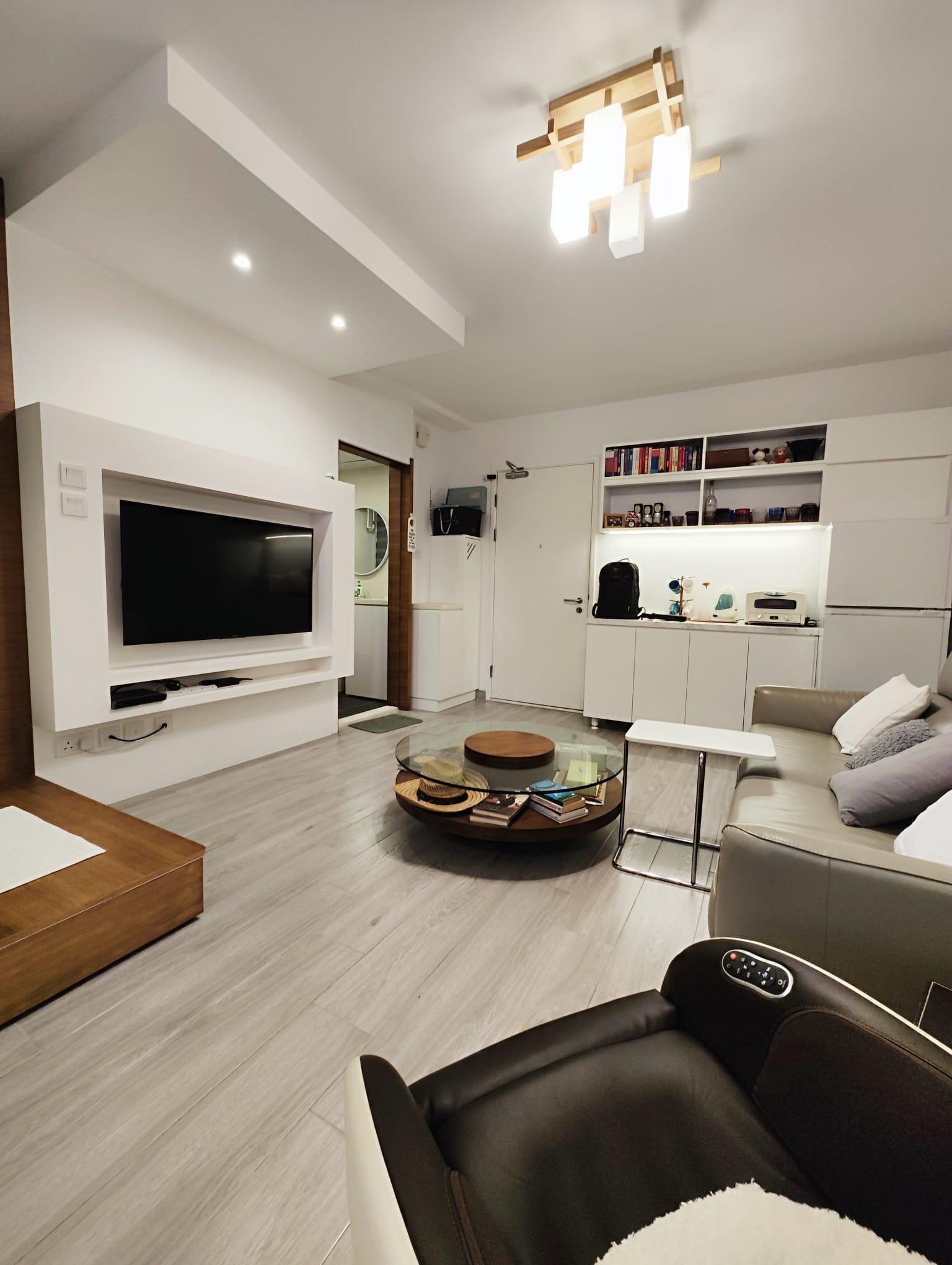 大廳以白色為主調,配以淺木色地板和啡色系傢俬,用色自然溫暖,實用又耐看。