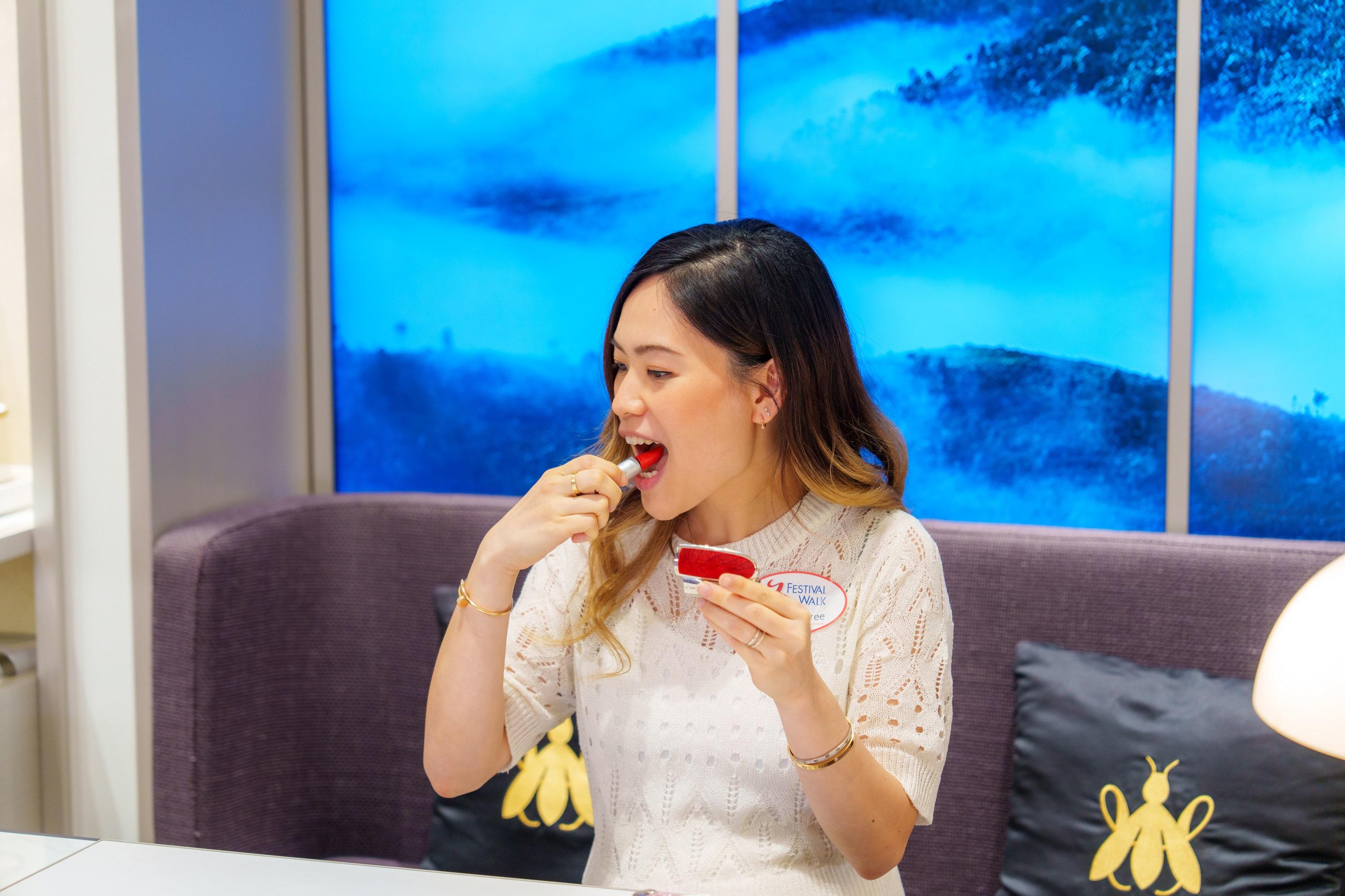 片中Alison拿著唇膏、手機殼和爆谷真假難分,為大家帶來不一樣的蛋糕體驗和趣味!