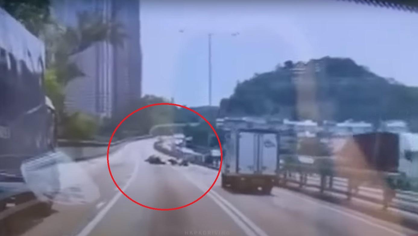 屯門公路下午有兩部交通警鐵馬相撞。(網片截圖)