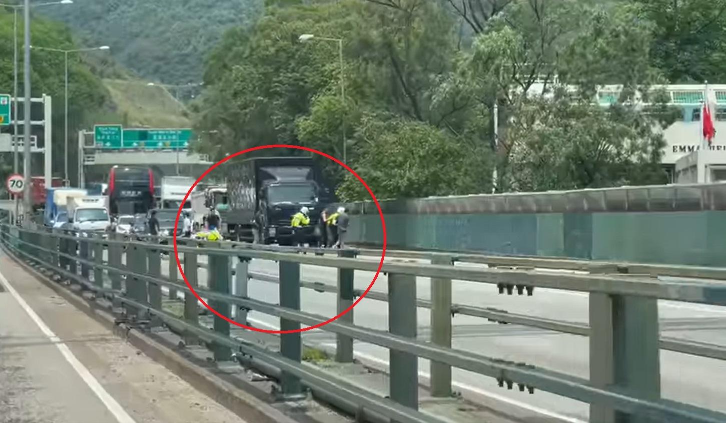 有警員由其他駕駛者扶到路旁。(網片截圖)