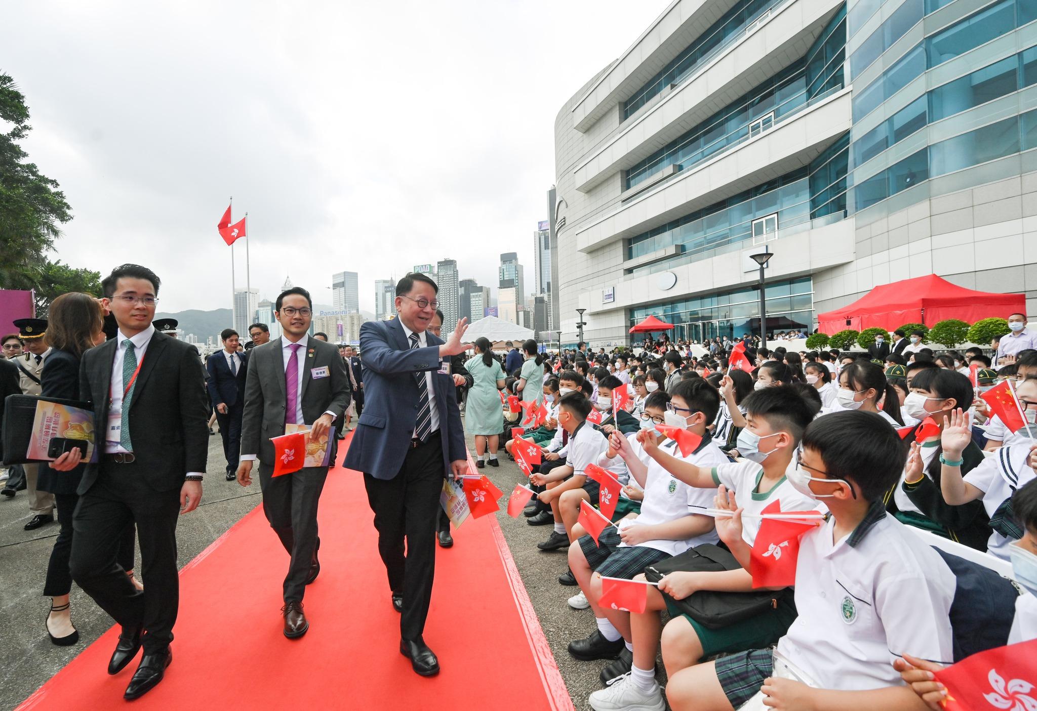 金紫荊廣場舉行五四升旗禮,政務司司長陳國基等出席。(陳國基fb圖)