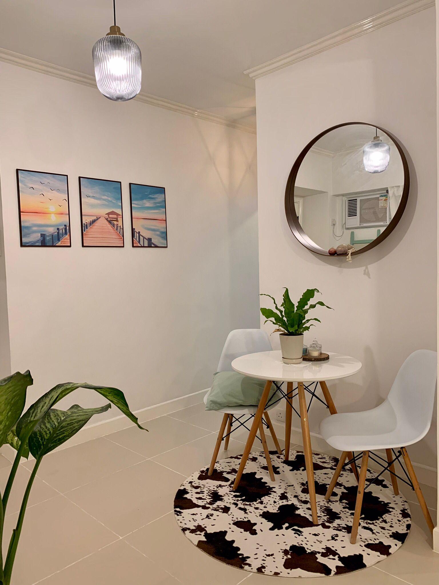 飯廳一端放有一張小型白色枱椅,配以圓形裝修鏡及掛畫,裝修和布置充滿小心思。