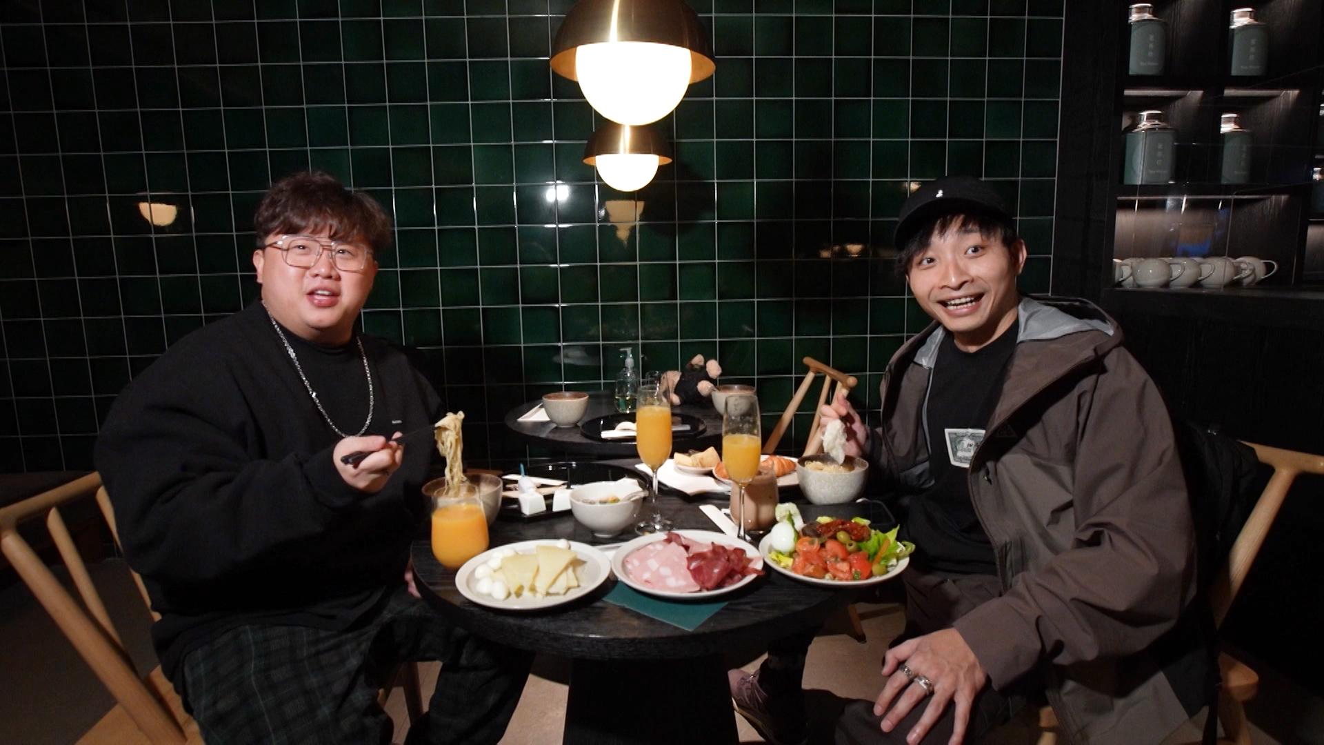 ERROR正副隊長肥仔和Dee哥,工作不忘吃喝。