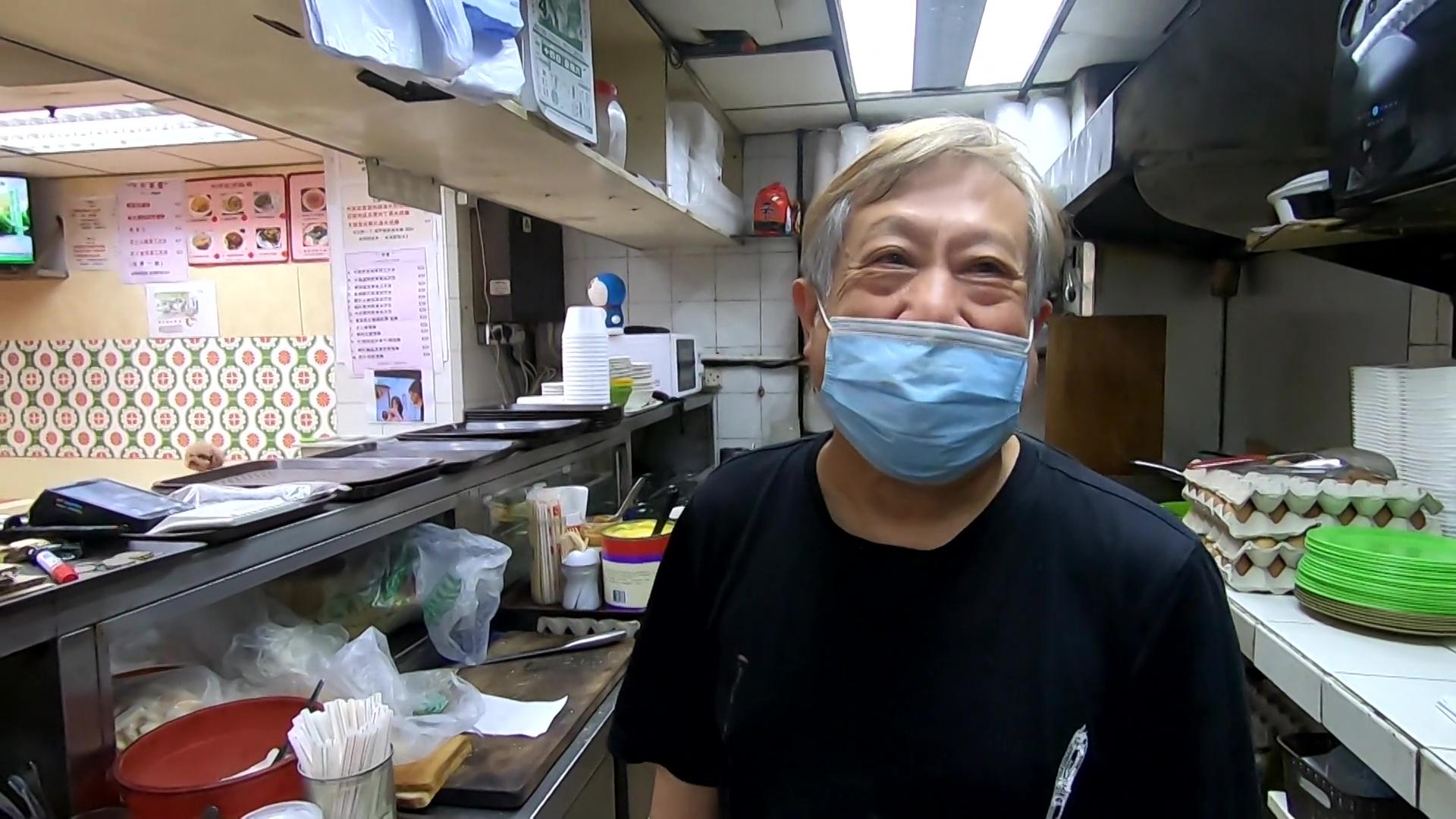 主持邀請了67歲的前賽車手兼餐廳老闆接受睡眠測試。