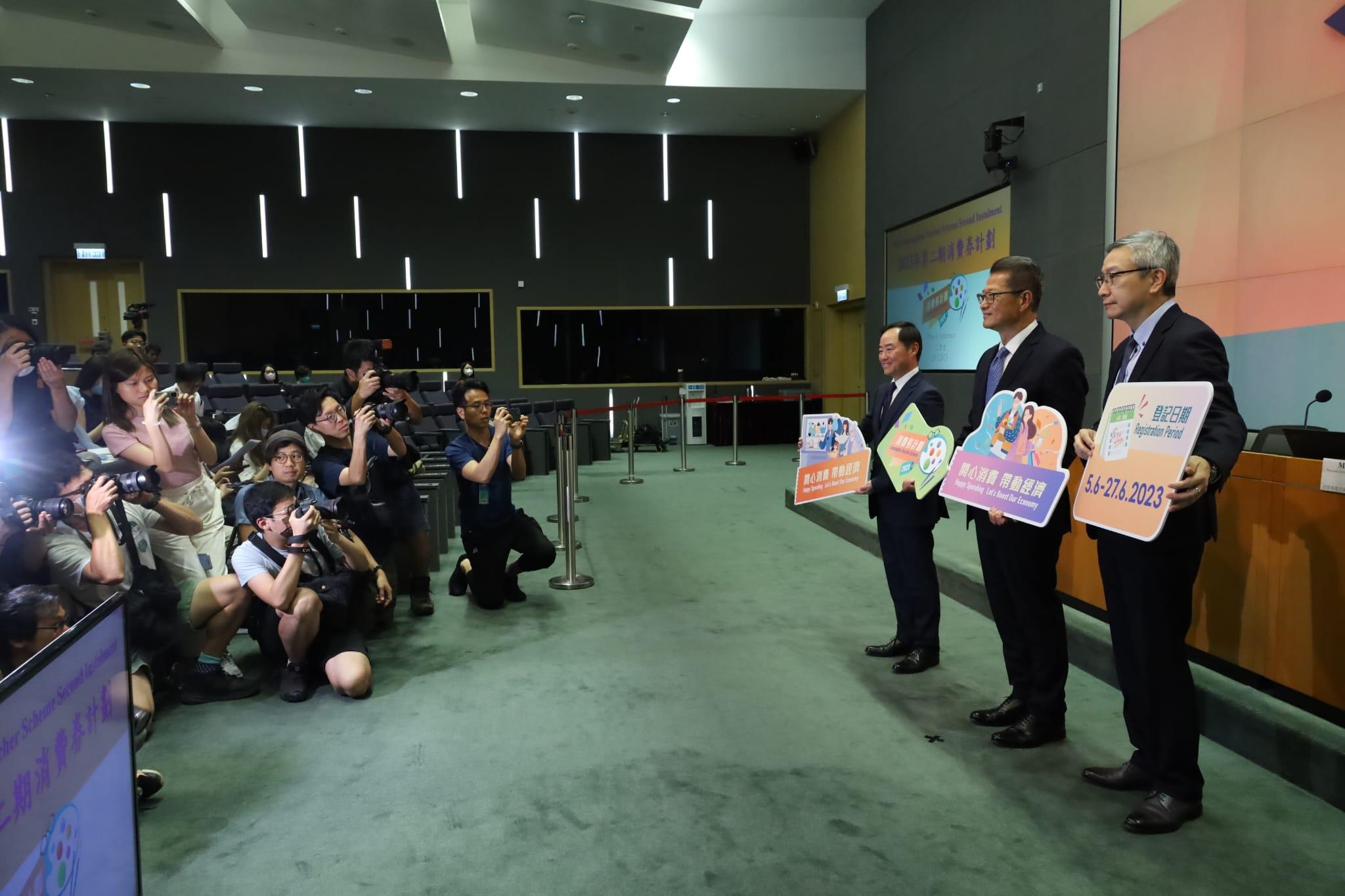 政府公布第二期消費券計劃的詳情。(鍾式明攝)