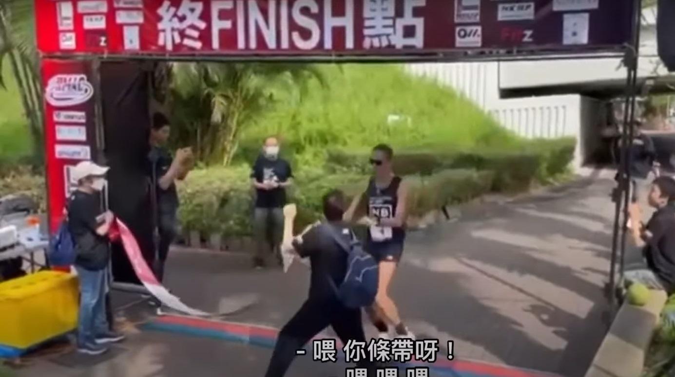 女義工行到路中心,與葉雅傑相撞。(網片截圖)