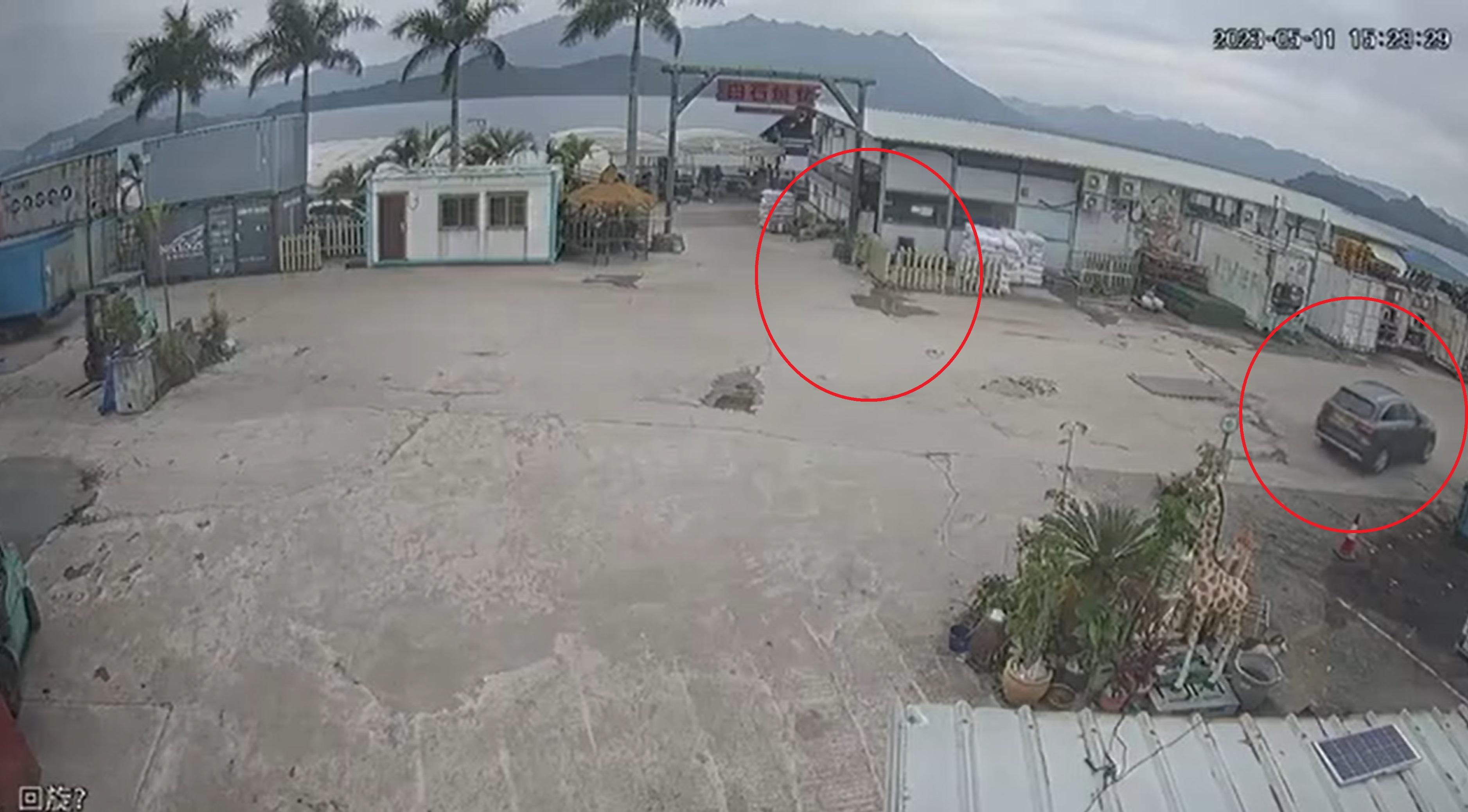 職員跑出來,私家車加速駛離。(網片截圖)