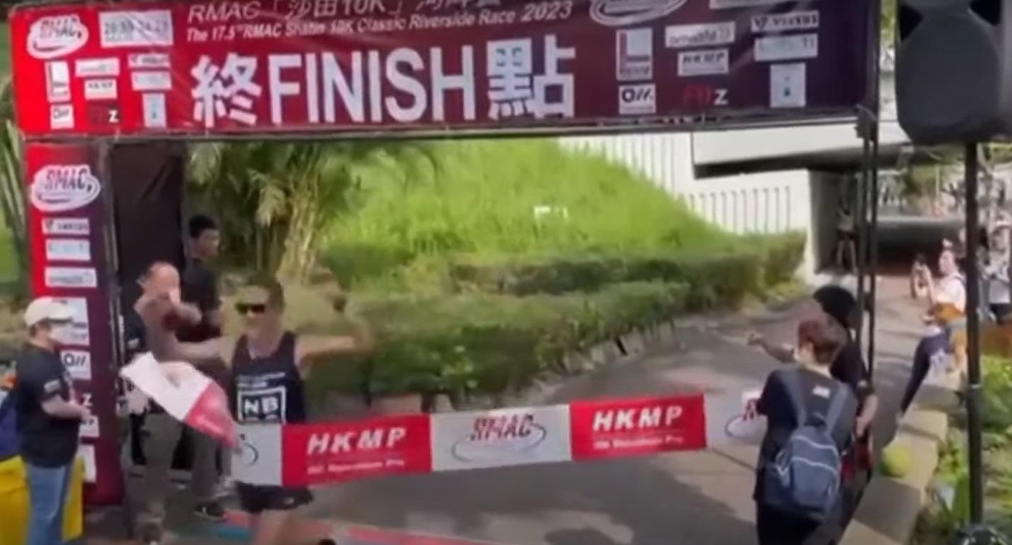 葉雅傑第三次跑到終點線,才能順利衝線。(網片截圖)