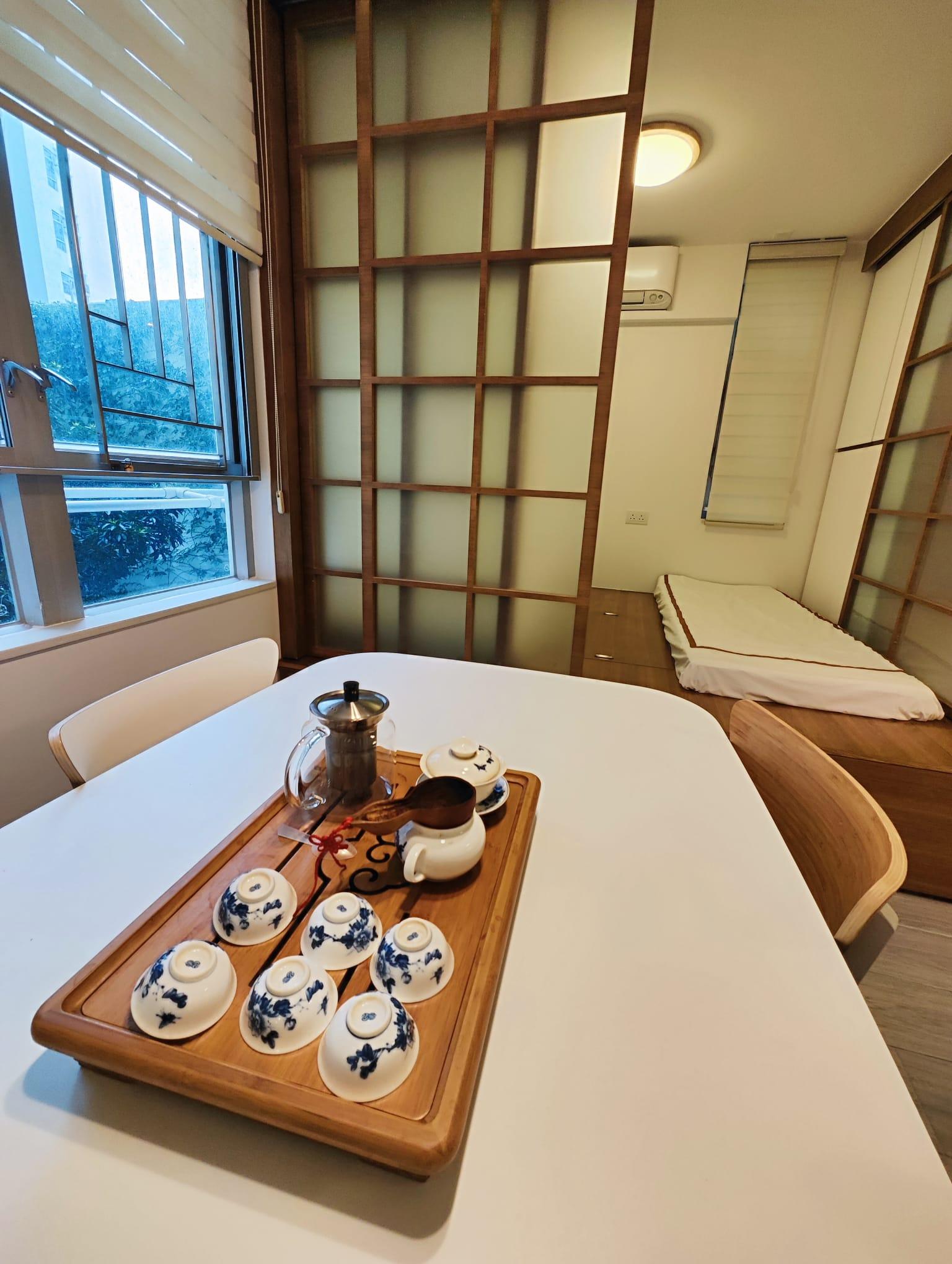 榻榻米房間採用磨砂趟門,透光效果有助增加單位明亮感和空間感。