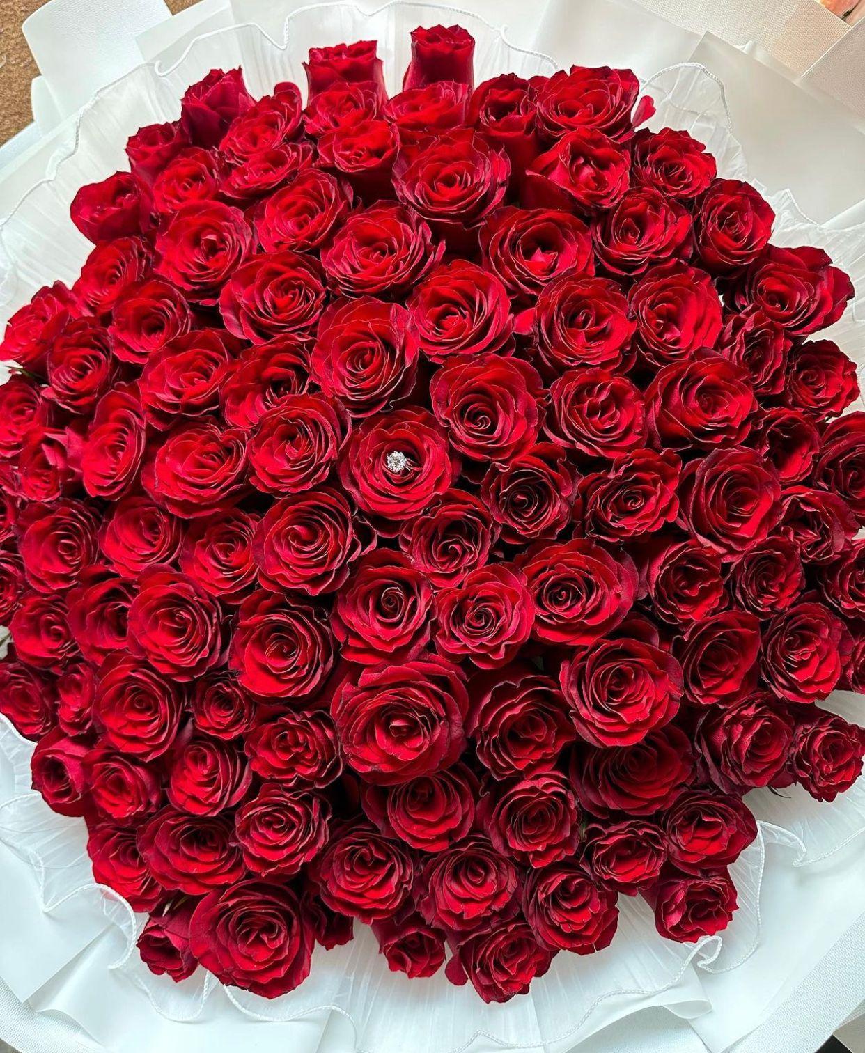 現年40歲的關楚耀,準備大束玫瑰花求婚。