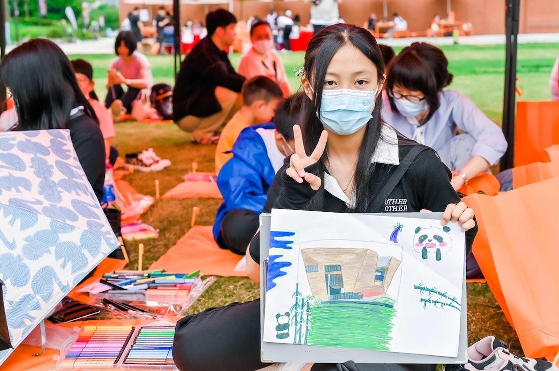中二學生劉洛瑤說,希望把所有與中華文化有關有元素都放進畫中,所以加入了國寶熊貓。(政青圖片)