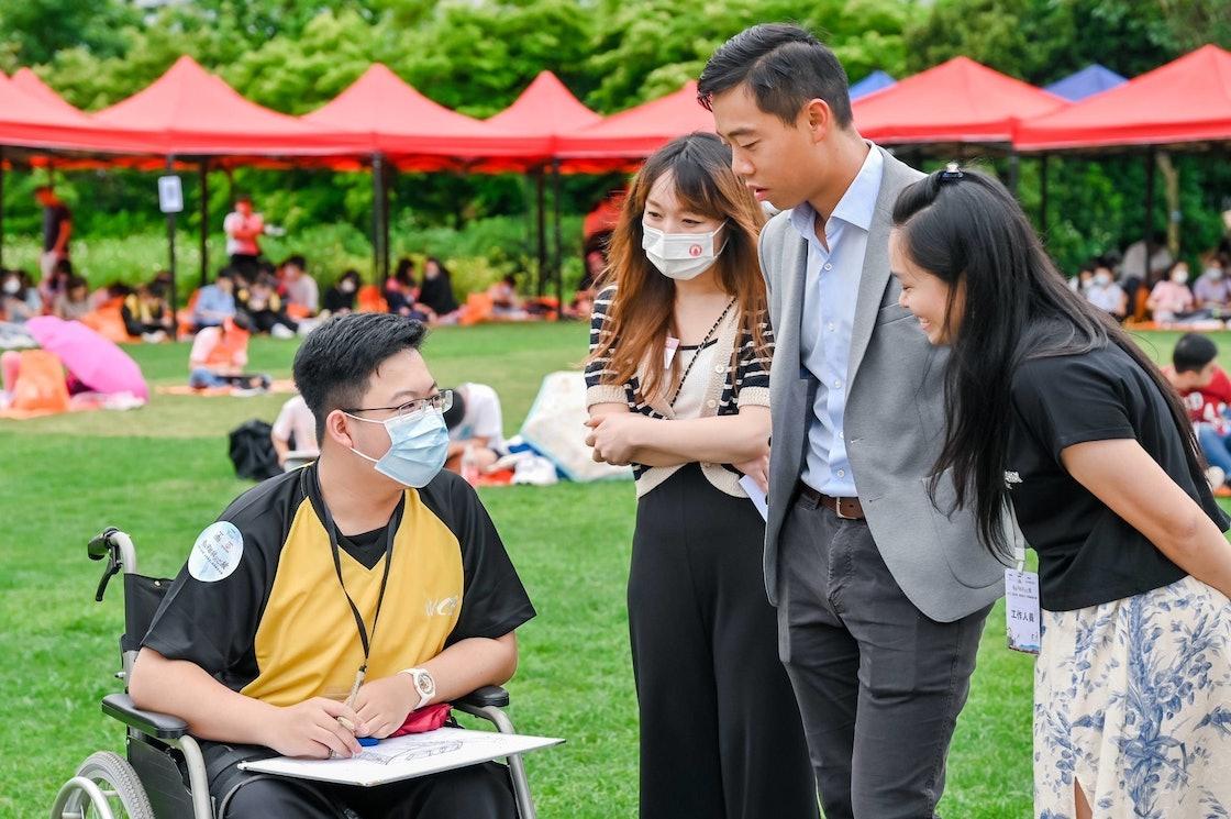 有跨境學生(左一)專程由珠海來港參加比賽。(政青圖片)