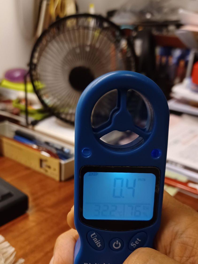 林超英在32.2度的高溫下,仍然不開冷氣,靠的是一把陪伴多年的15cm直徑USB風扇。(林超英fb圖)