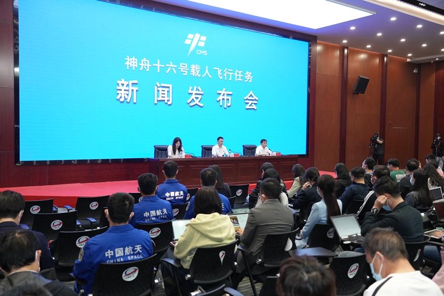 中國載人航太工程辦公室宣布,神舟十六號計劃明早9時31分發射升空。(新華社圖)