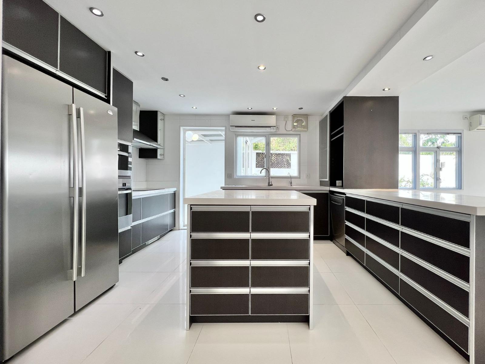 特大廚房採開放式設計,中間設有中島櫃,絕對是愛下廚人士的快樂空間。