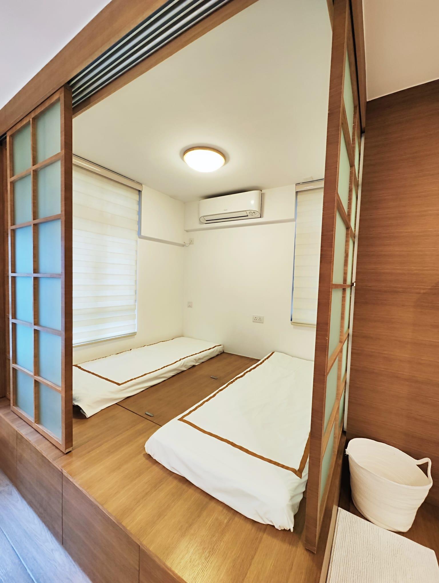 和式榻榻米設計的睡房,床鋪下是收納地台,完美解決衣物和雜物的儲存問題。