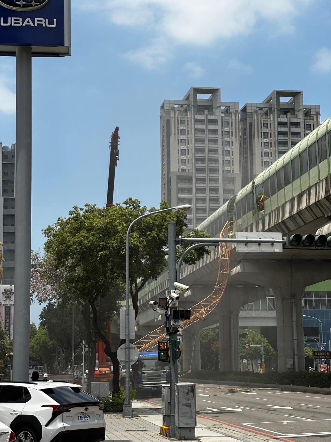 台中有地盤吊臂倒塌,壓中捷運路軌。(網上圖片)