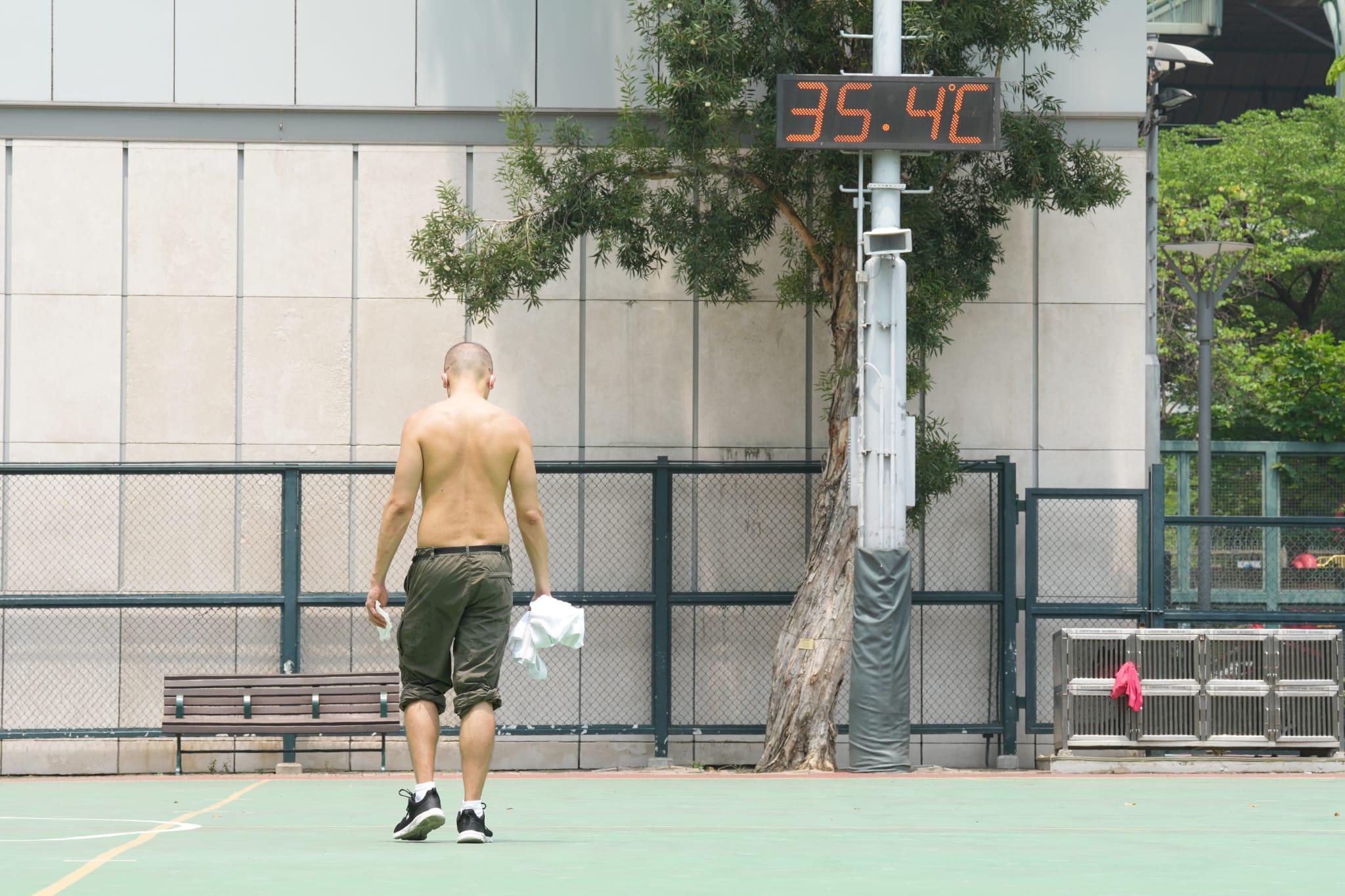 受颱風瑪娃的外圍下沉氣流影響,本港天氣持續酷熱,有球場下午氣溫升穿35度。
