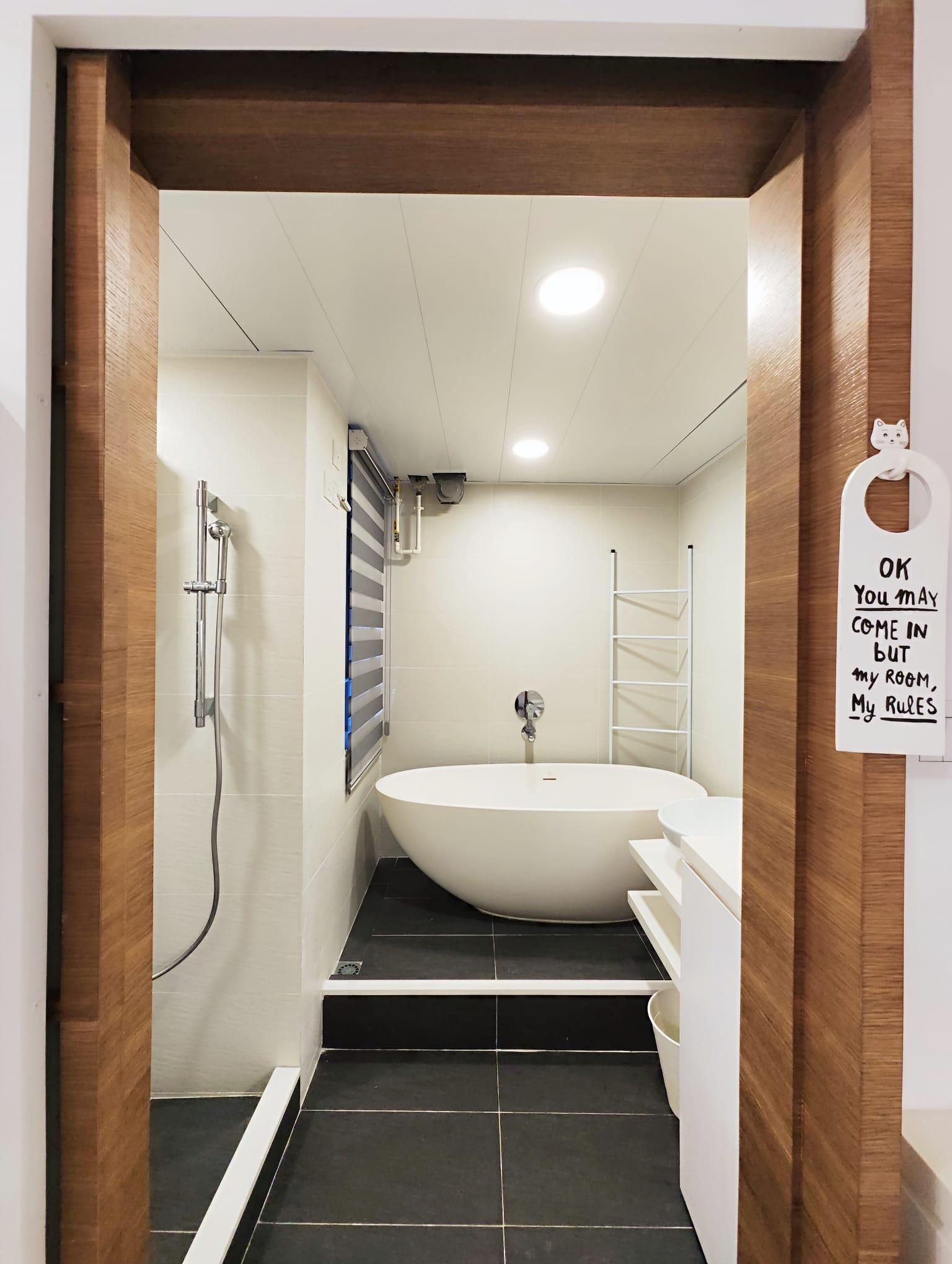 浴室空間寬敞,同時設有企缸和浴缸,而橢圓形獨立式浴缸和毛巾樓梯架,功能和美感俱備。