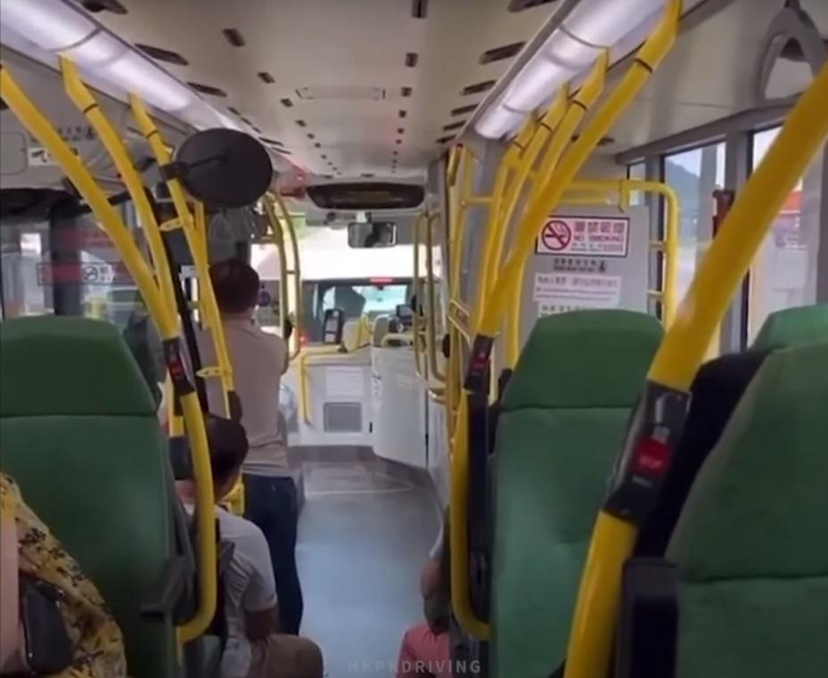 巴士阿叔懷疑落車忘記㩒鐘,走到駕駛室大鬧車長。(網片截圖)