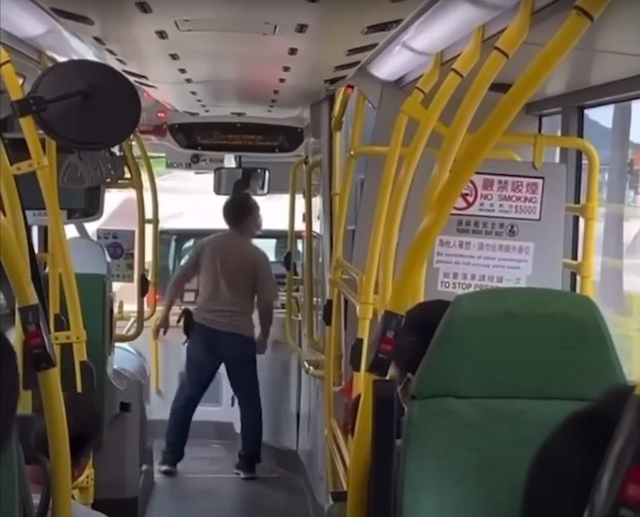 巴士阿叔懷疑落車忘記㩒鐘,走到駕駛室大鬧車長。(網片截圖)