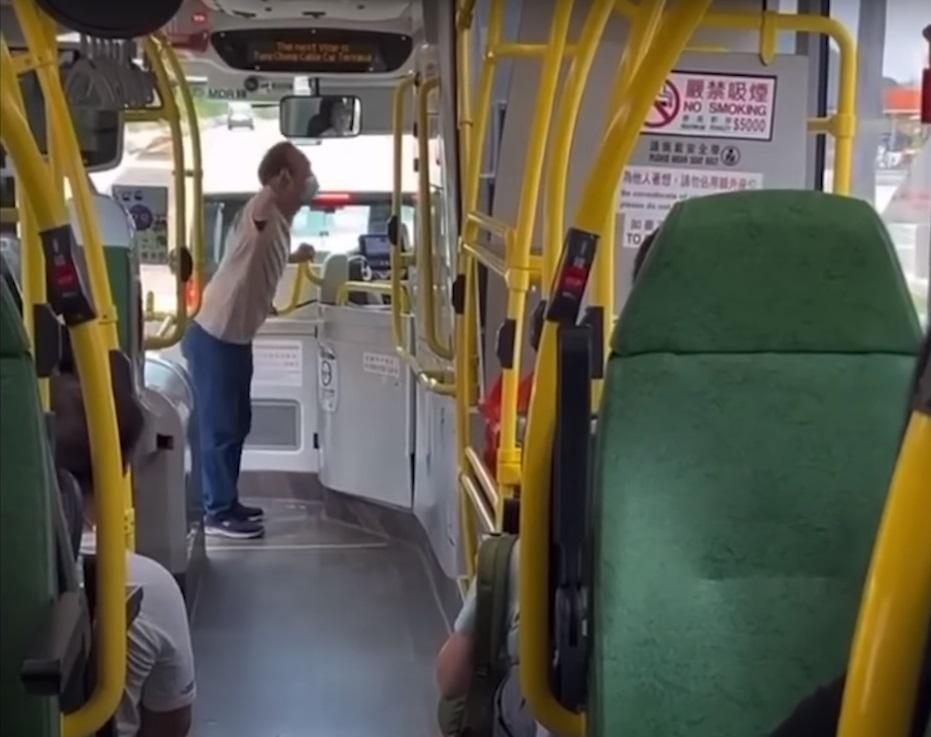 巴士阿叔懷疑落車忘記㩒鐘,走到駕駛室大鬧車長。(網片截圖)