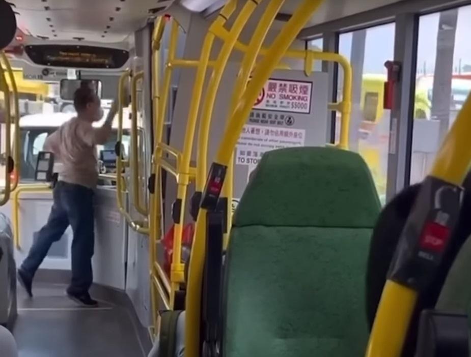 巴士阿叔作勢要打車長。(網片截圖)