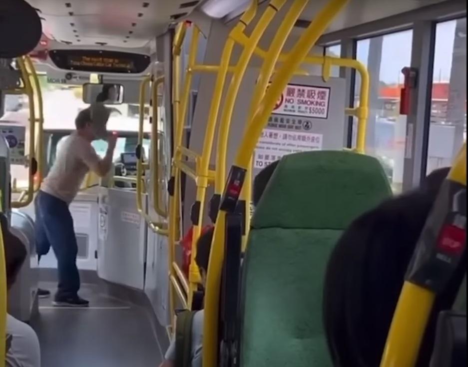 巴士阿叔作勢要打車長。(網片截圖)