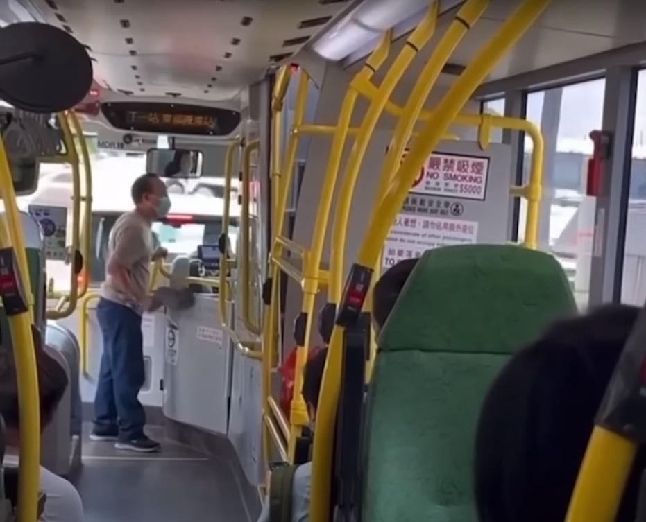 巴士阿叔作勢要打車長。(網片截圖)