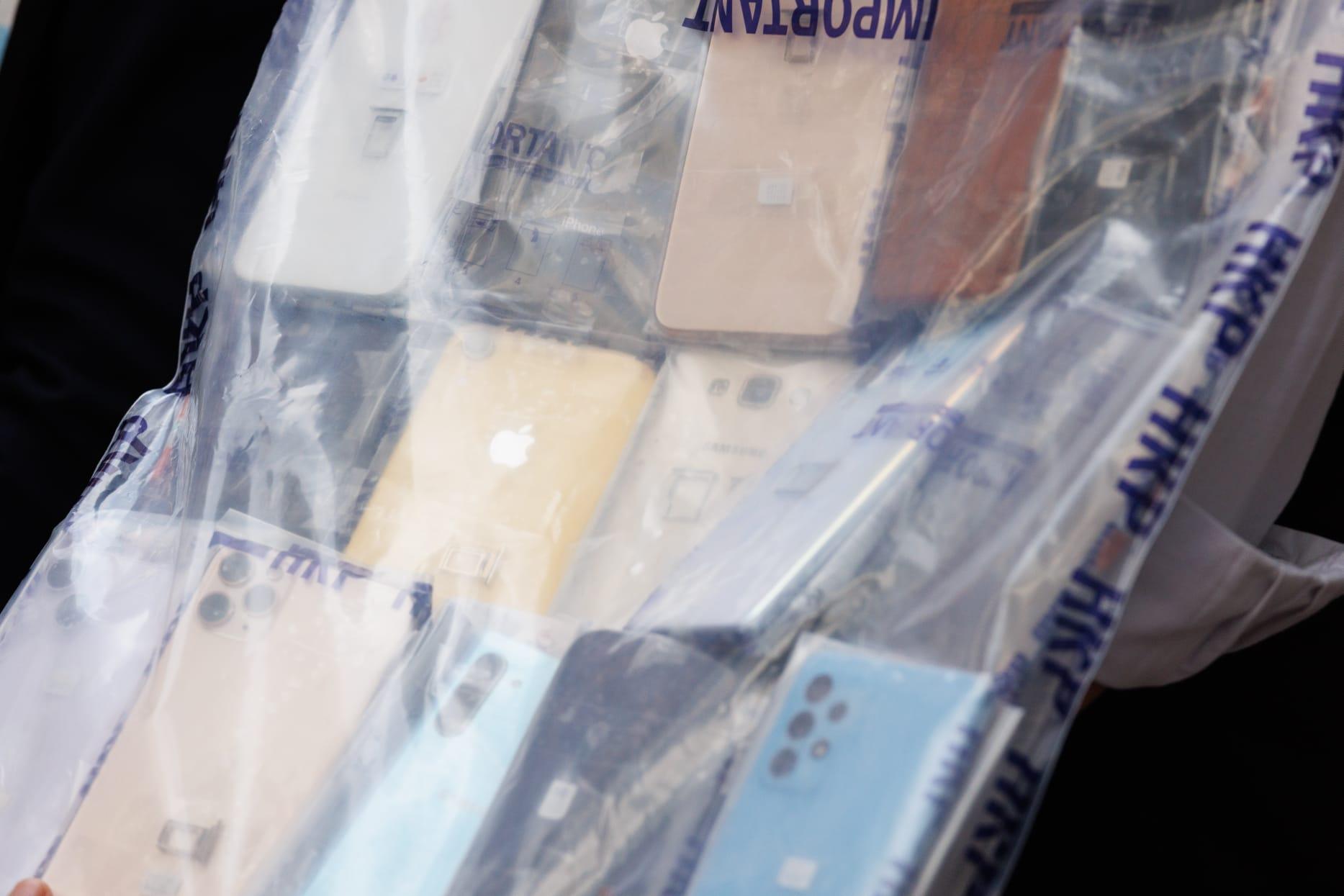 警方展示檢獲的證件。(蘇文傑攝)