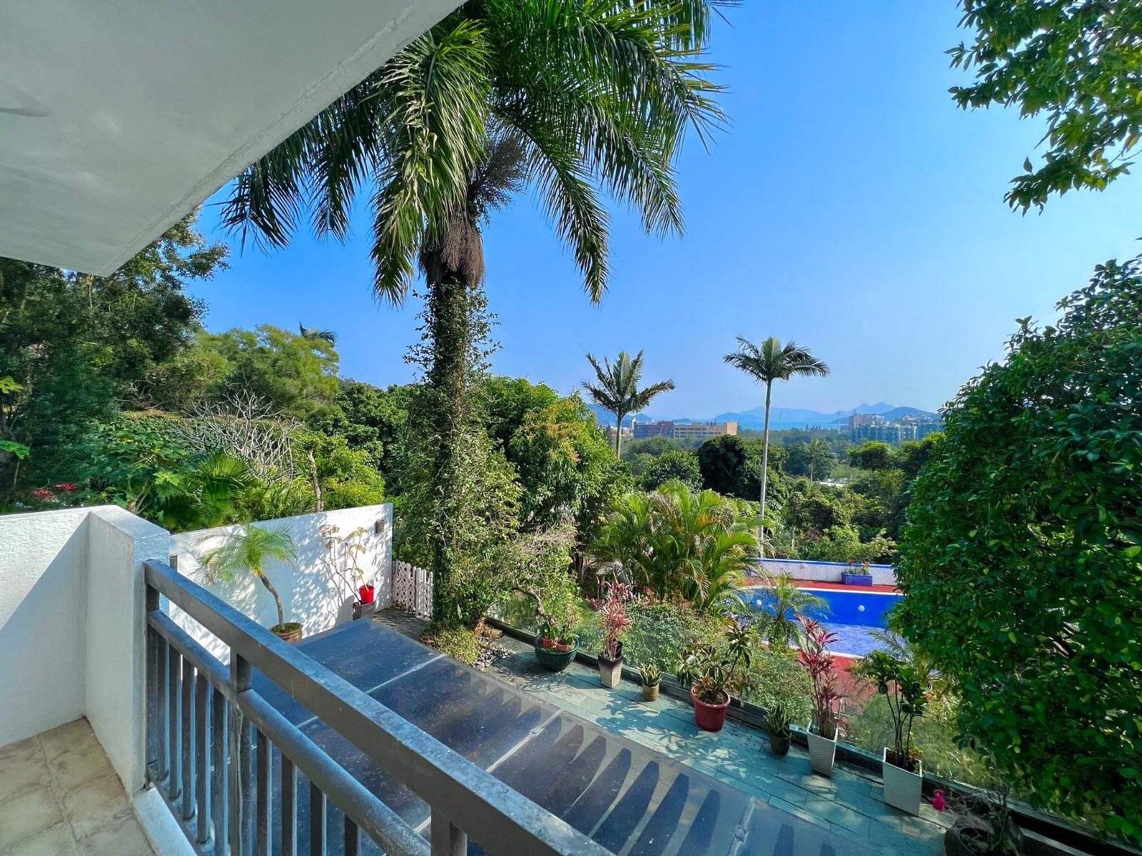 部分睡房望屋苑泳池,同時可眺望少許海景,