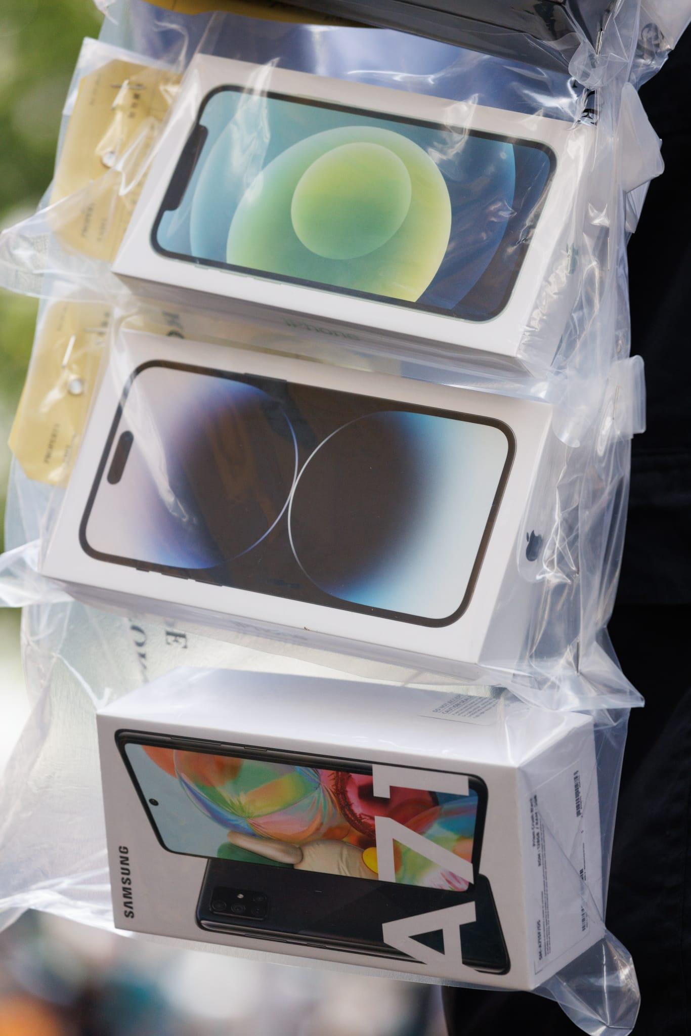 警方展示檢獲的證件。(蘇文傑攝)