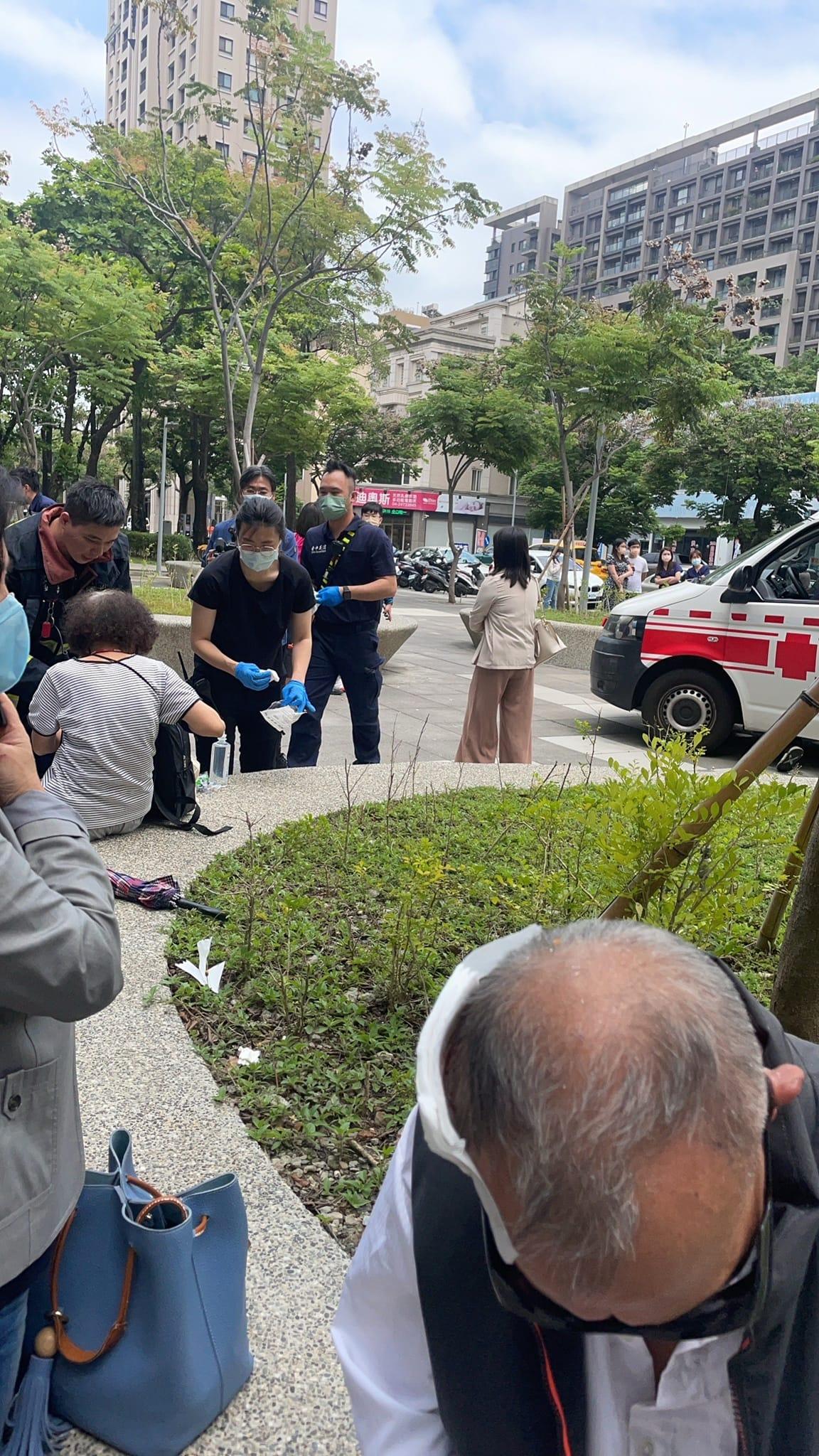 台中有地盤吊臂倒塌,壓中捷運路軌。(網上圖片)