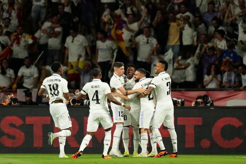 皇馬一眾球員衝向洛迪高高斯慶祝入球